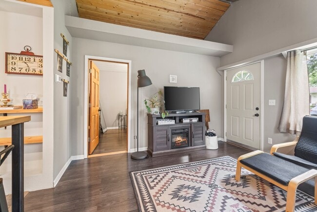 Building Photo - Cute 1 bedroom single family home