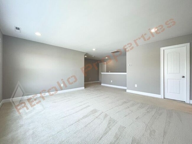 Building Photo - Beautiful 3 Bedroom Townhome with 3rd Floo...