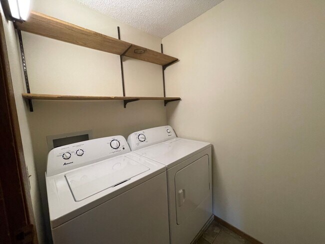 Building Photo - Very spacious 2 bed, 2 bath 4-plex unit lo...