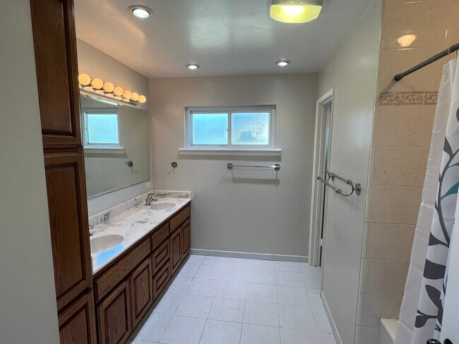 Building Photo - 2335 Shannon Ln