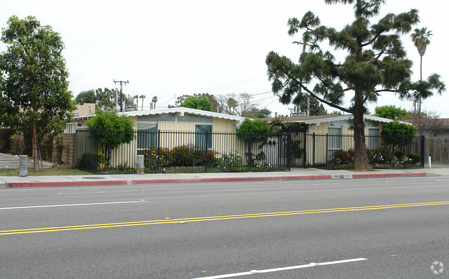 Building Photo - 1826-1828 Placentia Ave