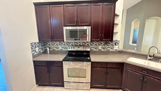 Building Photo - 2401 Nesslewood Dr