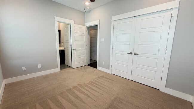 Building Photo - 605 Bayou St