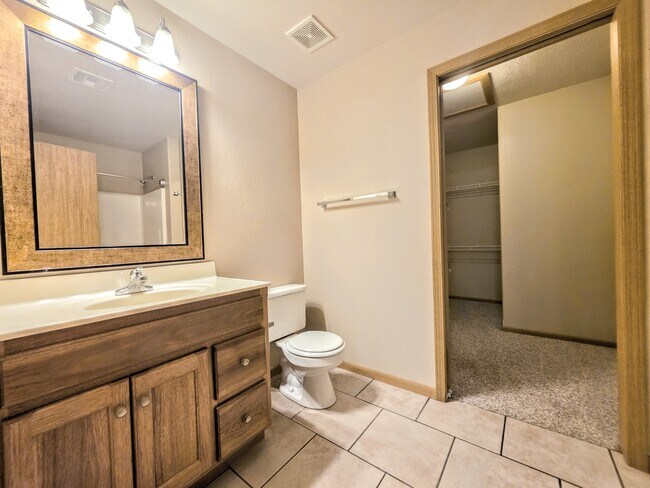 Building Photo - 606 Highland Ridge Dr