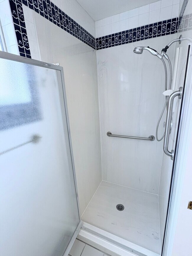 Building Photo - Spacious 2bd/2bath + Den home in gorgeous community (there's a lake!)