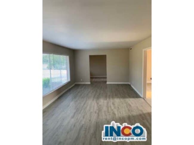 Building Photo - 4940 Lakeshore Dr