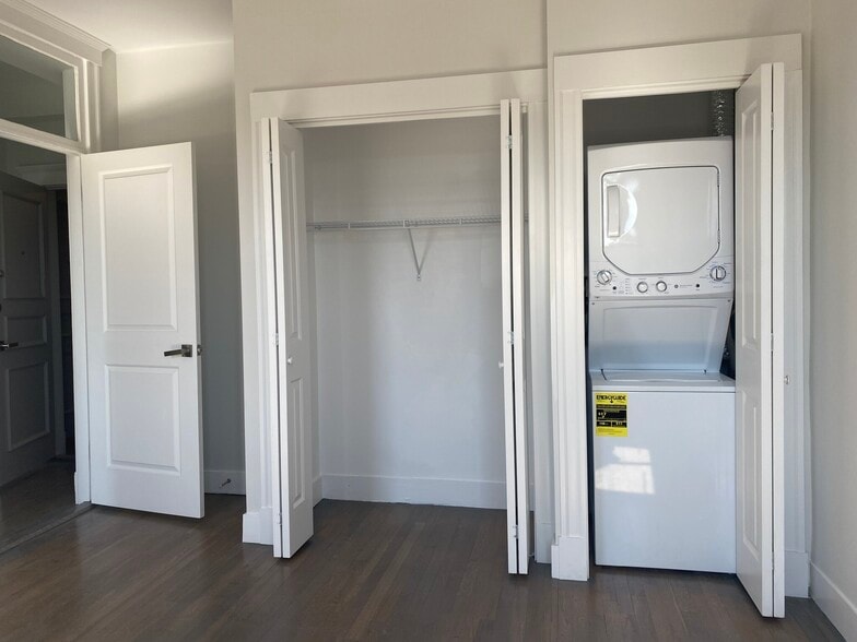 Building Photo - 77 Park Dr