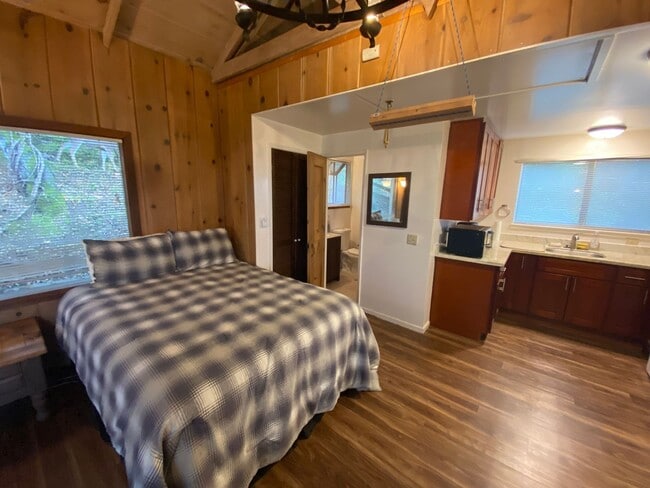 Building Photo - 9000 - EMERALD HILLS