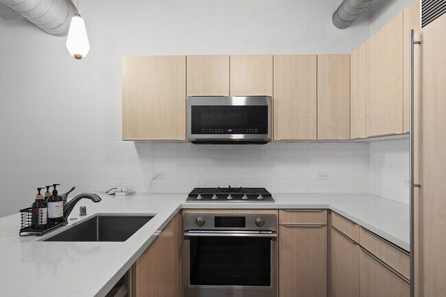 Building Photo - $3,695 - 1 Bed + Den / 1.5 Bath Condo at Parkloft Residence in Downtown San Diego