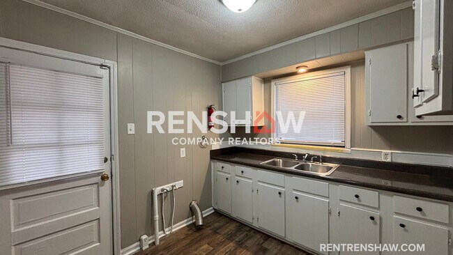 Building Photo - 3428 Vanuys Rd