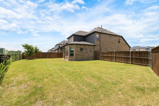 Building Photo - 3100 Greenbriar Dr