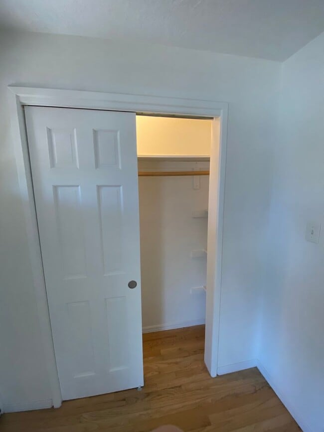 Building Photo - Large 4-Bedroom