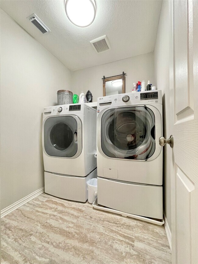 Building Photo - 46 Flickering Sun Ct