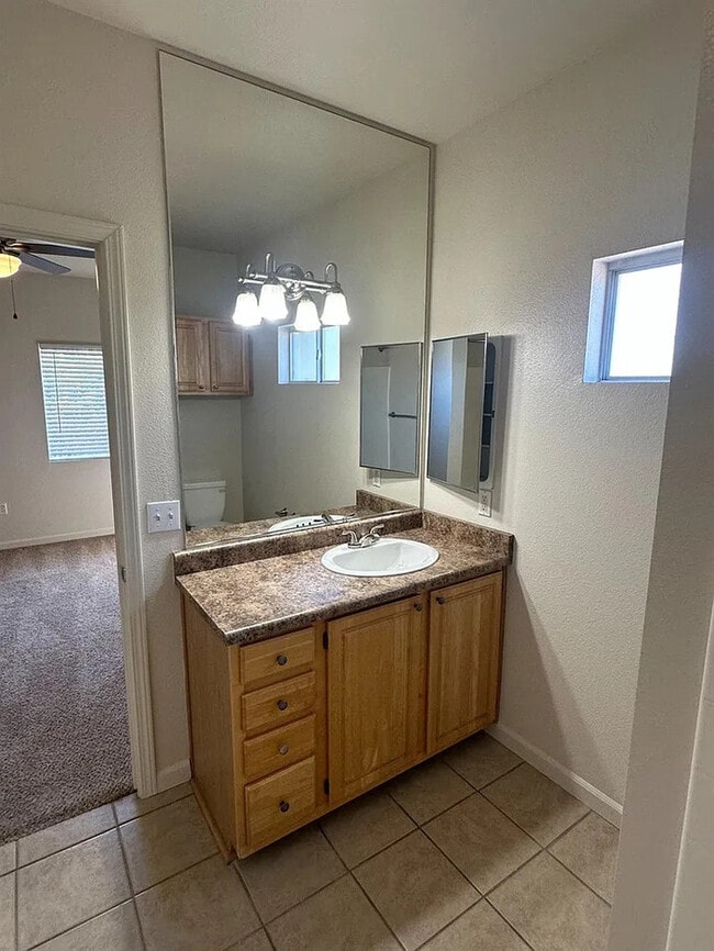 Building Photo - Beautiful 2 Bedroom 2 Bathroom in Roseville!