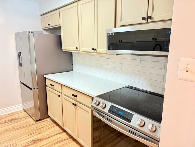 Building Photo - Spacious Condo—Utilities and Parking Included!