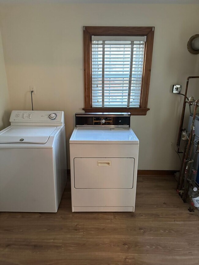 Building Photo - Well maintained 3 Bedroom/2 bath brick rancher in Mechanicsville with large backyard and two car ...