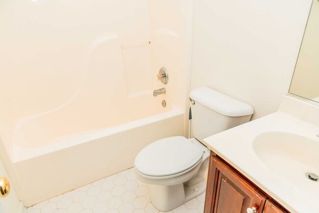 Building Photo - Lovely 3 bedroom, 2.5 Bathroom townhouse s...