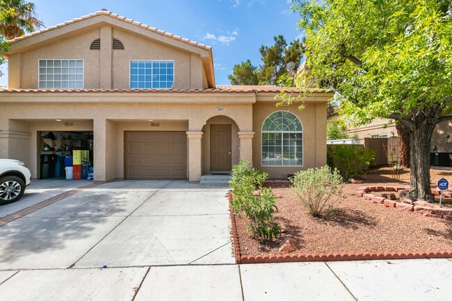 Building Photo - Freshly painted townhouse in Henderson wit...