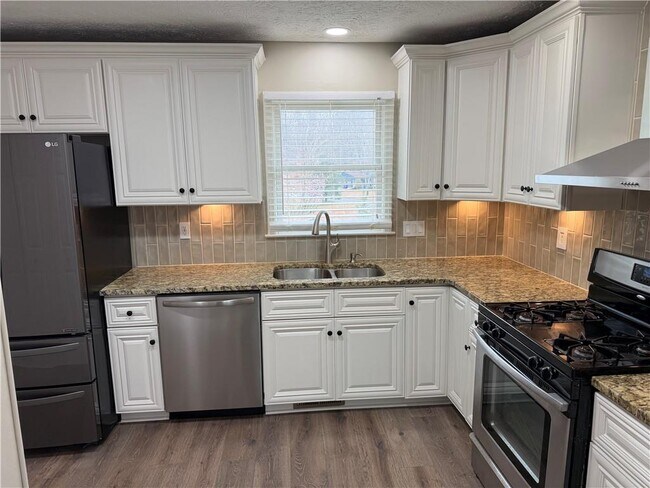 Building Photo - 2500 Foxglove Dr SW