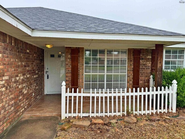 Building Photo - 1112 Lisa Ln