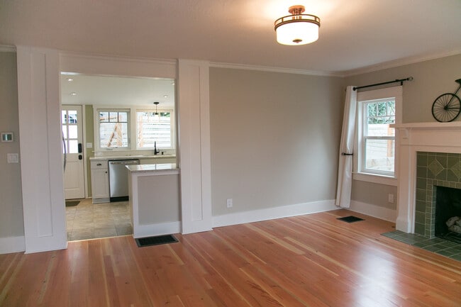 Building Photo - Charming Multnomah Village Remodeled Cottage
