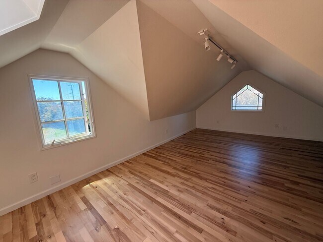 Building Photo - 1472 Chanticleer Ave