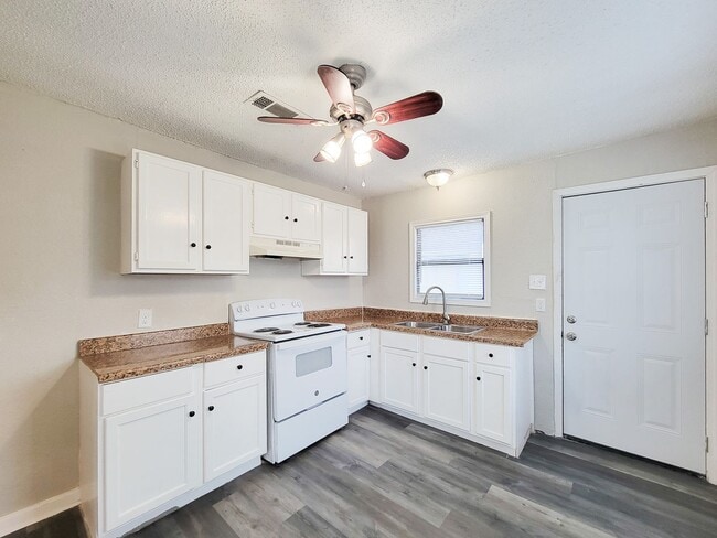 Building Photo - REMODELED 2 BEDROOM LEASE HOME IN LA MARQUE, TEXAS