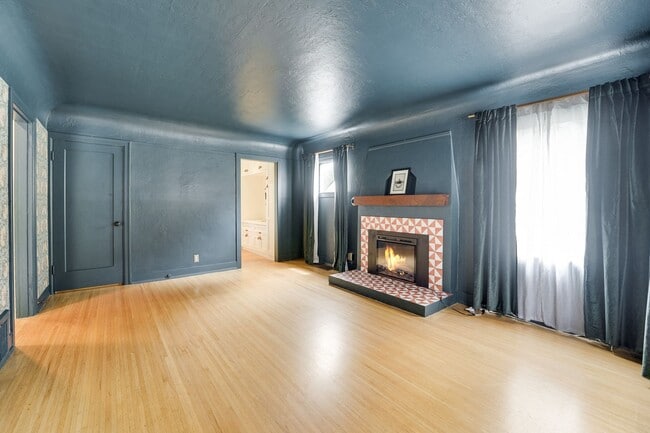 Building Photo - Immaculate Tudor