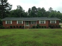 Building Photo - 3 Bedroom 2 Bath Brick Ranch-Style Home