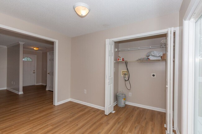 Building Photo - 3 bed/2 bath Single Family Home in Martins...