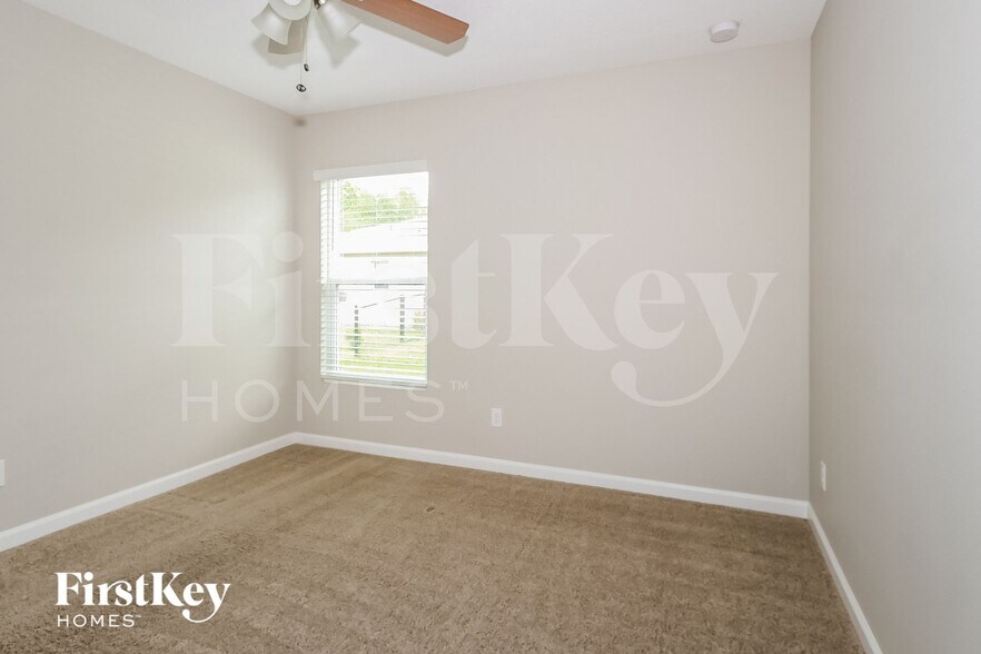 Building Photo - 1480 SW Gadsan Ave