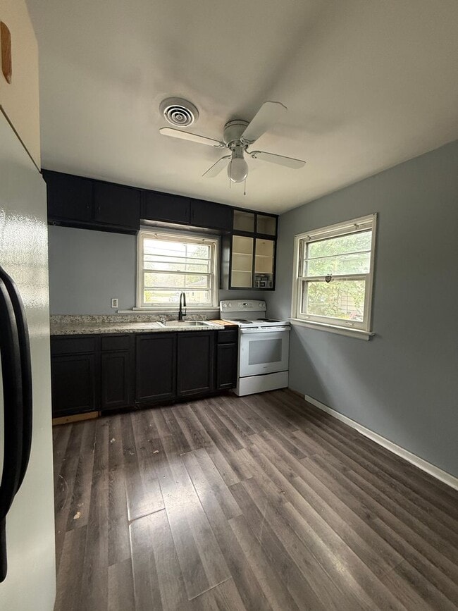 Building Photo - Cute 1 Bedroom 1 Bath Duplex