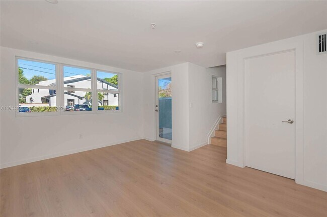 Building Photo - 824 SE 12th Ct
