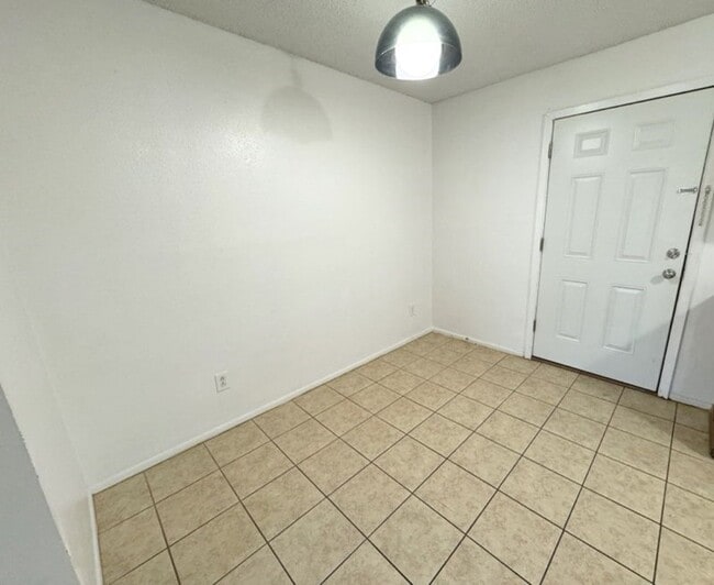 Building Photo - 6015 Bedford Dr