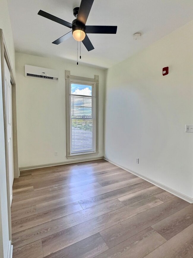 Building Photo - **August 2028** HUGE 8 Bed 6 Bath !! Fully Remodeled!!