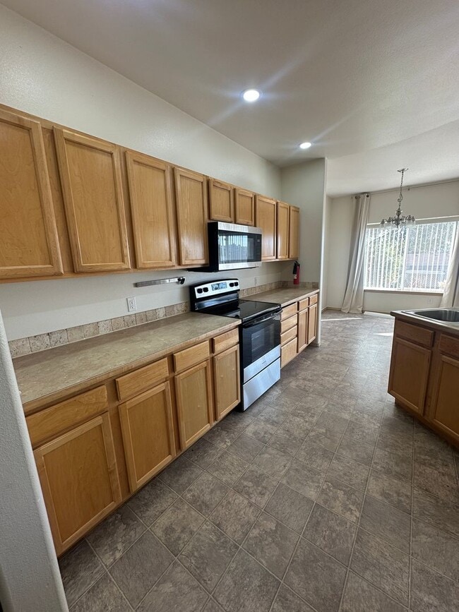 Building Photo - 5 Bedroom Home! Available now.