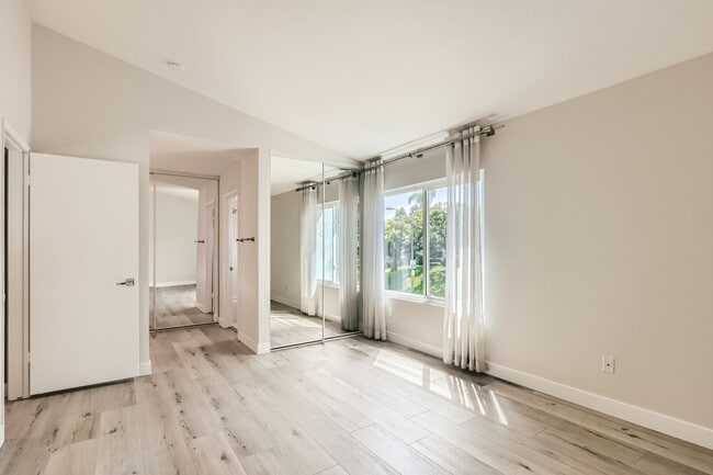 Building Photo - Beautifully Remodeled Townhome in the Cambria Community – Del Mar Heights
