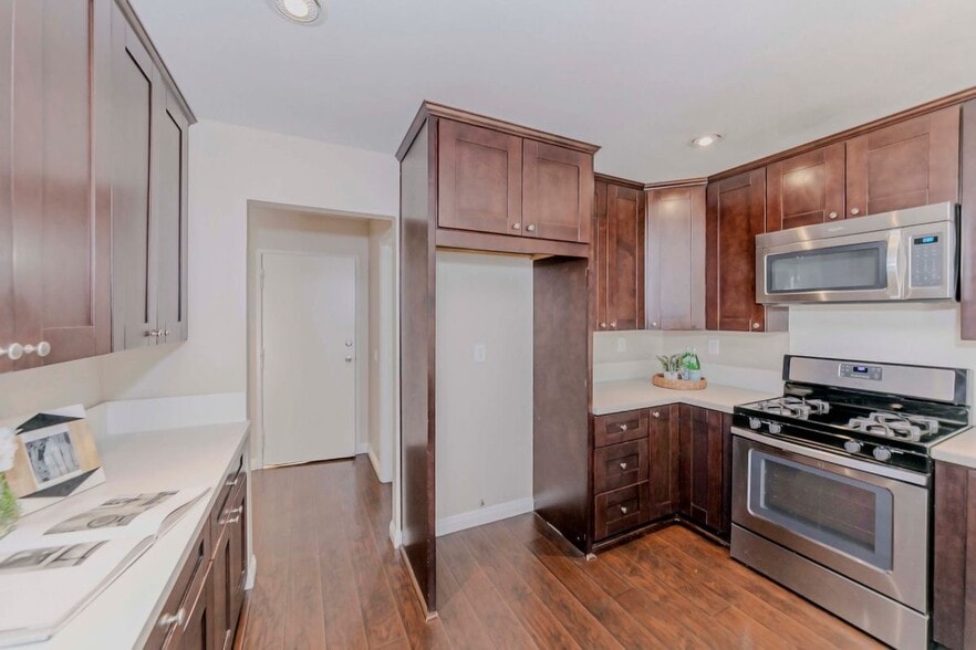 Building Photo - 2422 Coventry Cir