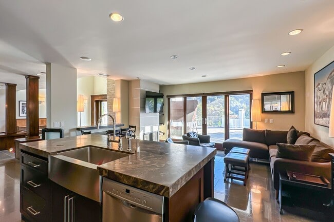 Building Photo - 11470 Dona Evita Dr