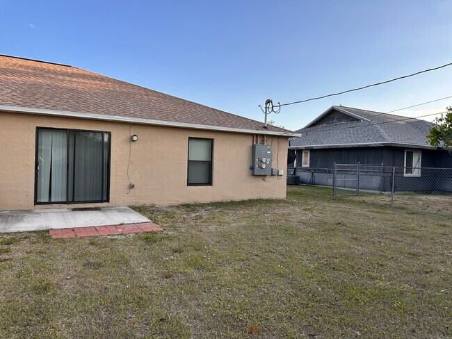 Building Photo - 137 SE 13th St