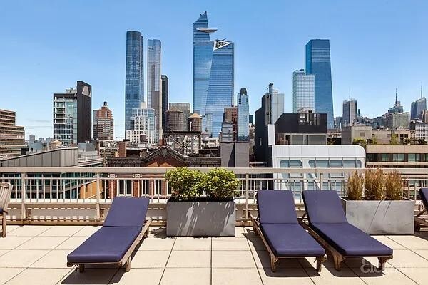 Building Photo - 520 W 23 St
