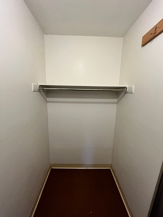 Building Photo - Convenient location with great amenities!