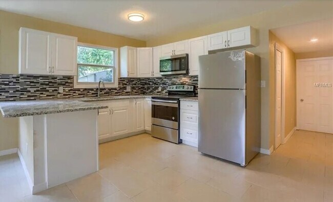 Building Photo - Home For Rent in St Petersburg!
