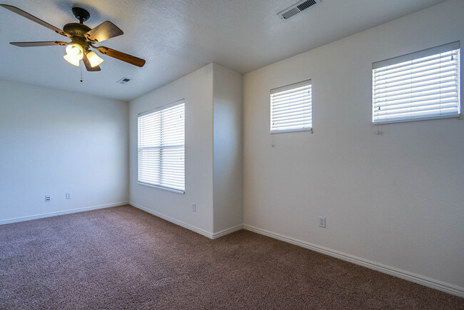 Building Photo - 3 Bedroom 2.5 Bathroom - Hidden Valley Tow...