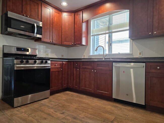 Building Photo - No Brokers Fee, In-Unit Laundry, Eat-in Kitchen, Large bedrooms, 3 Full Bathrooms