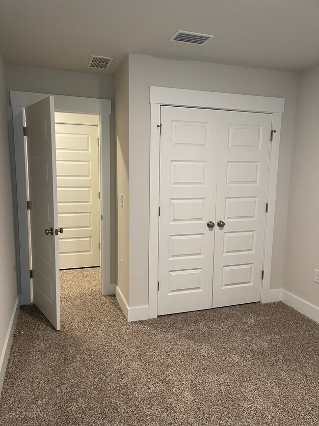 Building Photo - 1630 Iroquois Ct