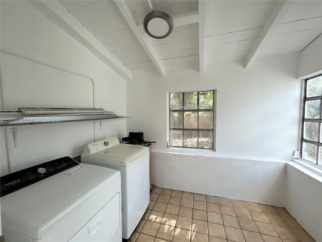 Building Photo - 40 NW 39th St