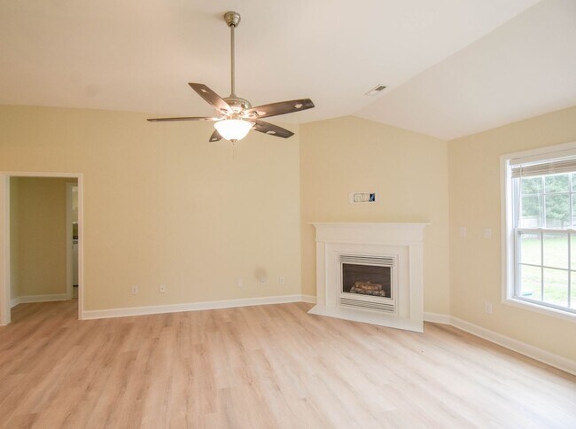 Building Photo - 3 Bedroom 2 Bathroom with Garage