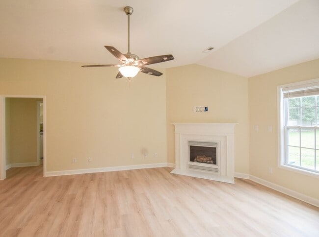Building Photo - Coming Soon: 3 Bedroom 2 Bathroom with Garage