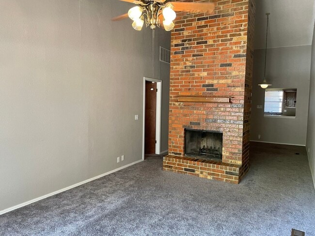 Building Photo - Large 2 Bed 2 Bath Duplex In NW OKC